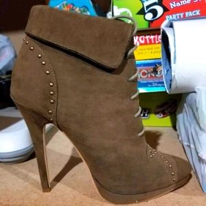BRAND NEW IN BOX- 2 Lips Too- Too Tumble Booties
